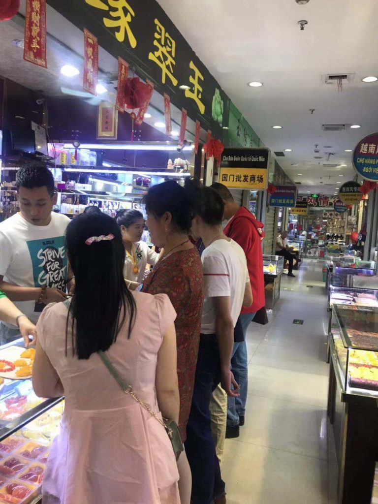 Tourists were Buying Agarwood Accessories in Dong Xing